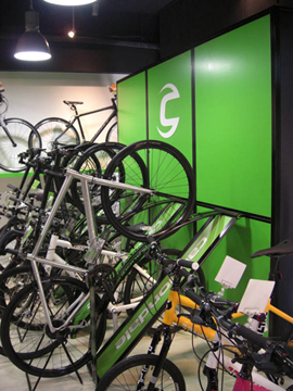 導入事例 STANDARD SYSTEMを利用した自転車展示什器